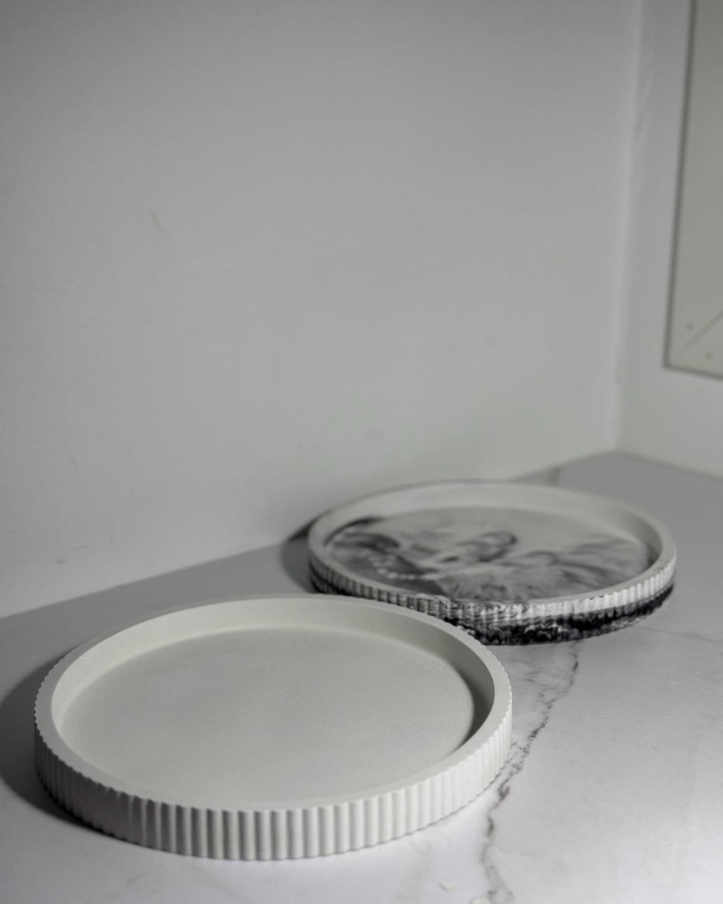 Handmade Concrete Circle Maxi Tray - Perfect for Jewelry, Candles, Coffee, Cosmetics, and Perfumes - Dustivy