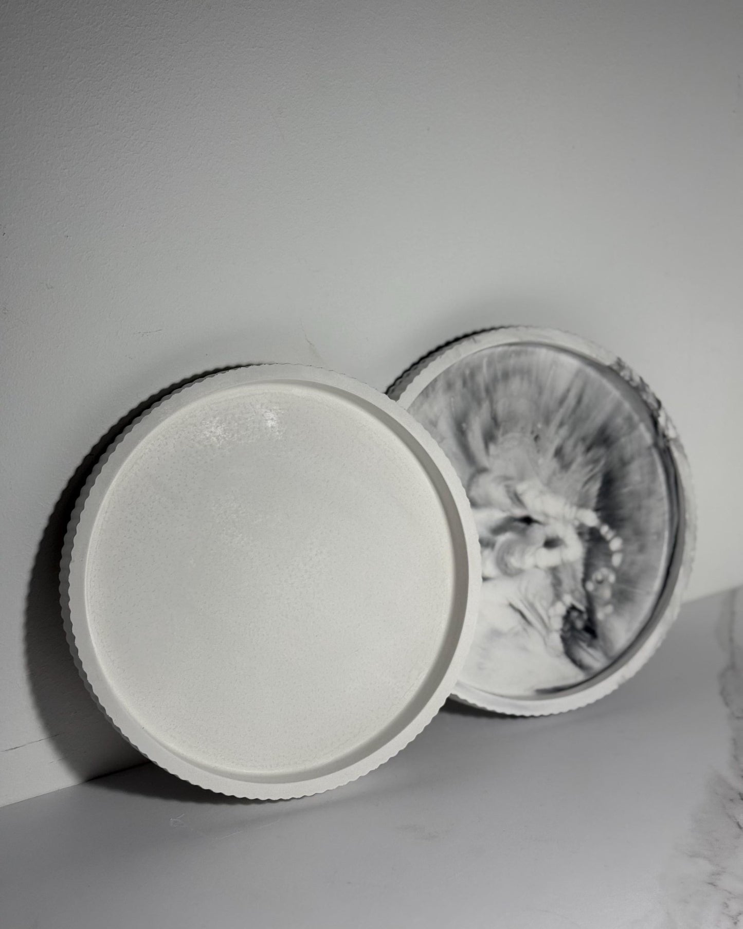 Handmade Concrete Circle Maxi Tray - Perfect for Jewelry, Candles, Coffee, Cosmetics, and Perfumes - Dustivy
