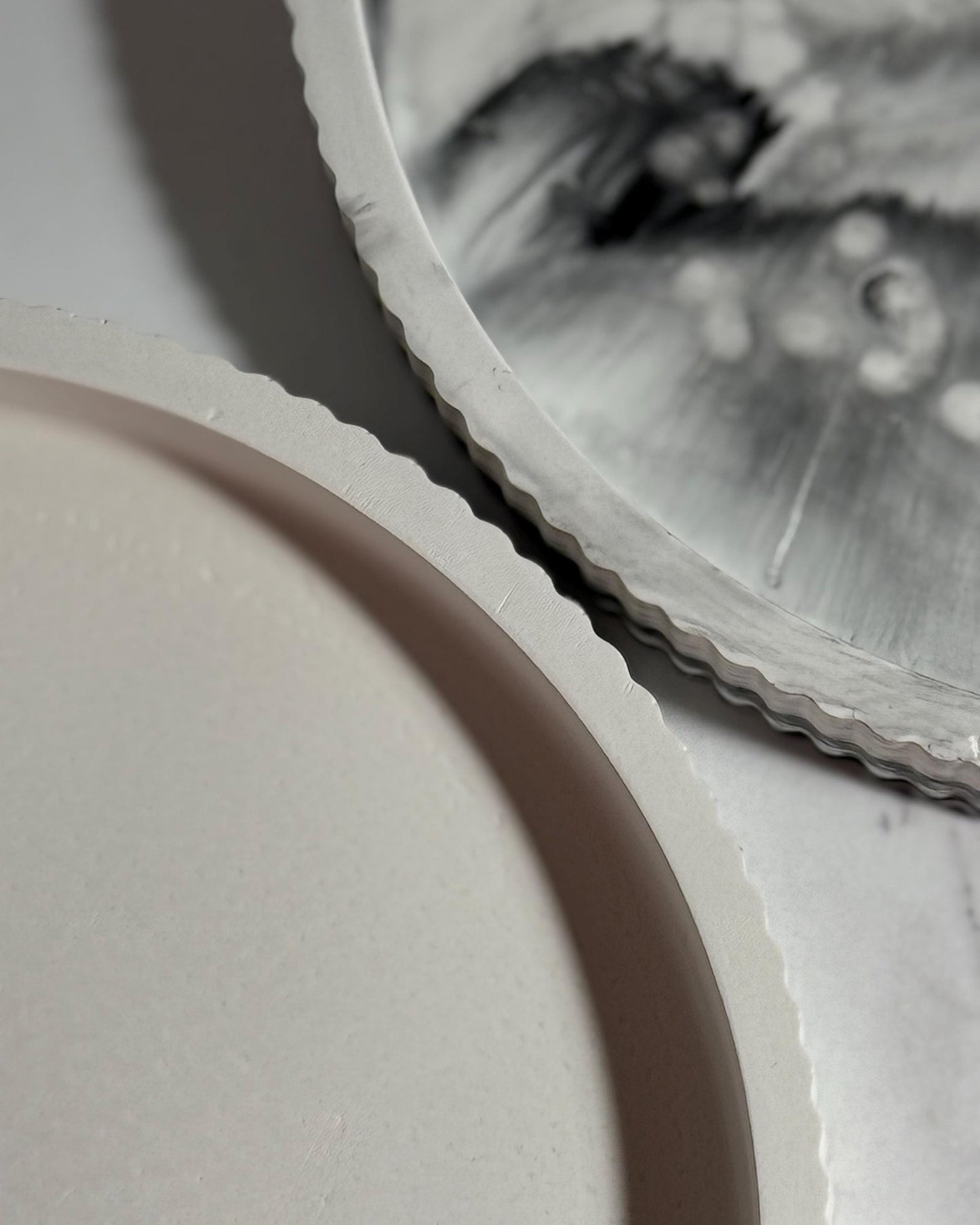 Handmade Concrete Circle Maxi Tray - Perfect for Jewelry, Candles, Coffee, Cosmetics, and Perfumes - Dustivy