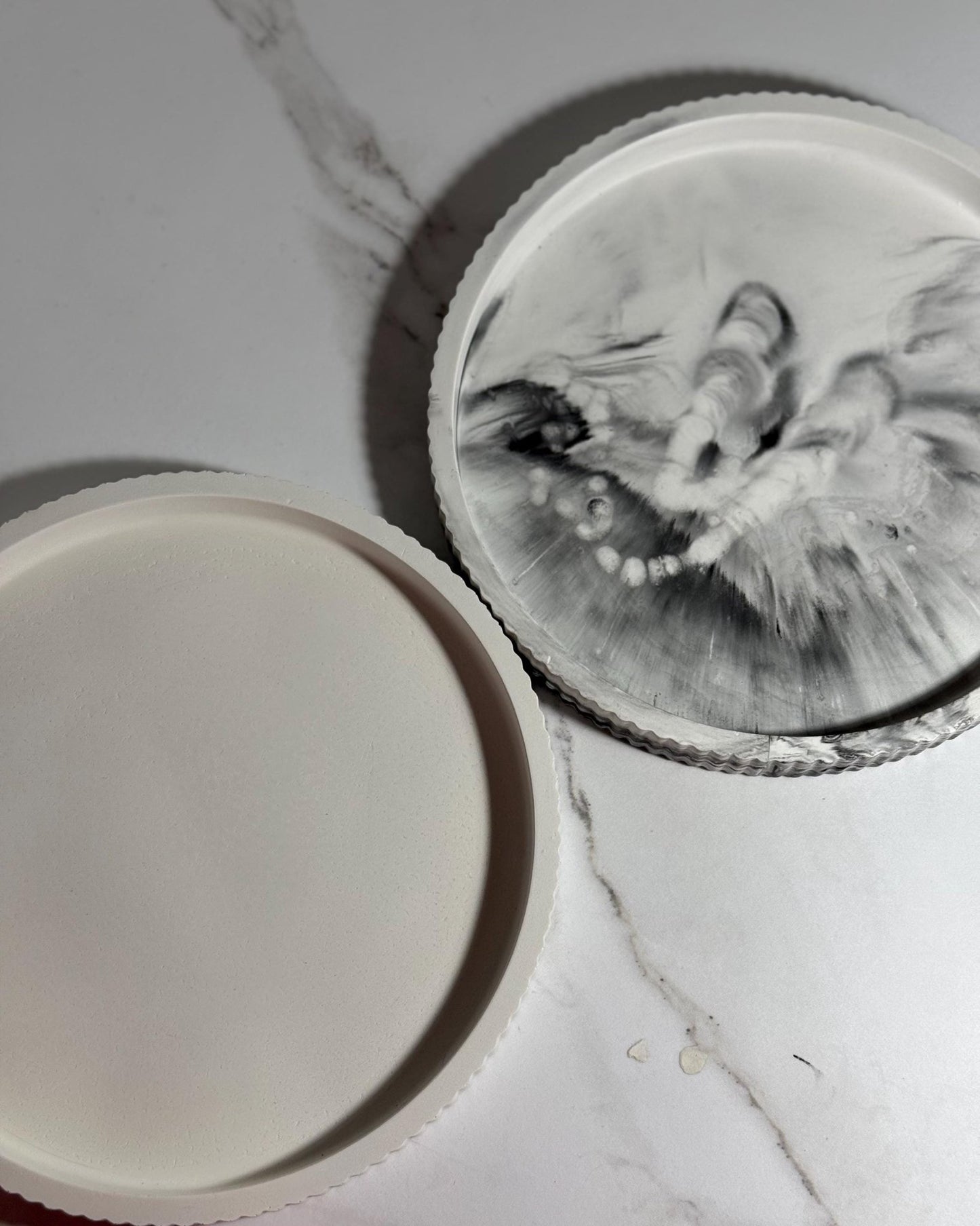 Handmade Concrete Circle Maxi Tray - Perfect for Jewelry, Candles, Coffee, Cosmetics, and Perfumes - Dustivy