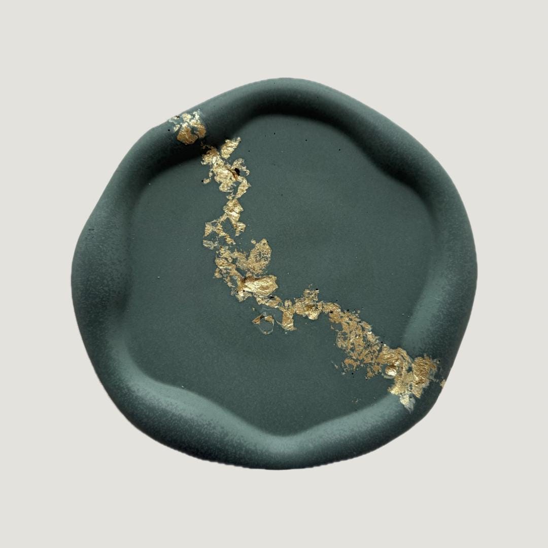 Handmade Concrete Waves Tray – Perfect for Jewelry, Candles, Coffee, Cosmetics, and Perfumes - Dustivy