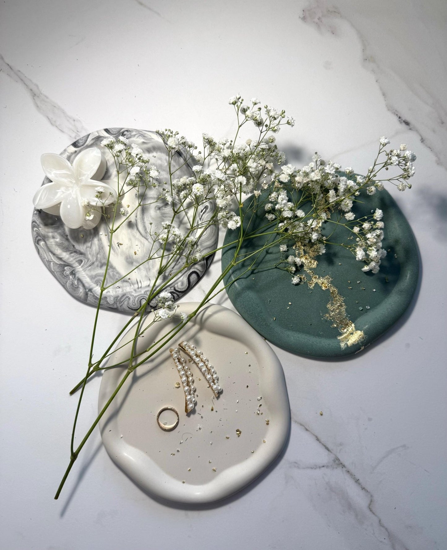 Handmade Concrete Waves Tray – Perfect for Jewelry, Candles, Coffee, Cosmetics, and Perfumes - Dustivy